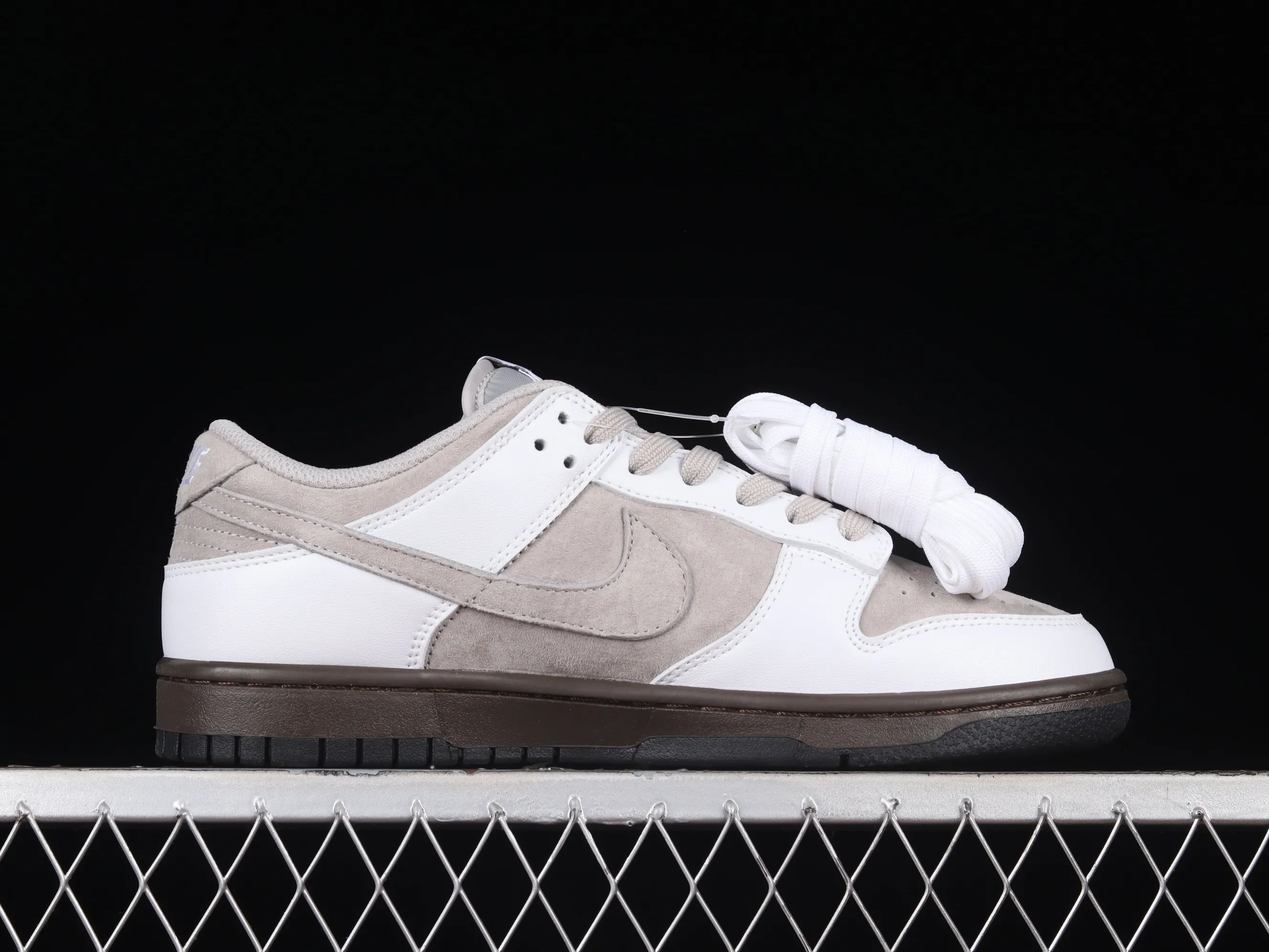 All Categories Nk SB Dunk Series Nk SB Dunk Low Low-top Sneakers N Version Nk SB Dunk Low "Ironstone" Cold Gray SB Smashed Backboard Fashion Casual Sneakers FD9746-001